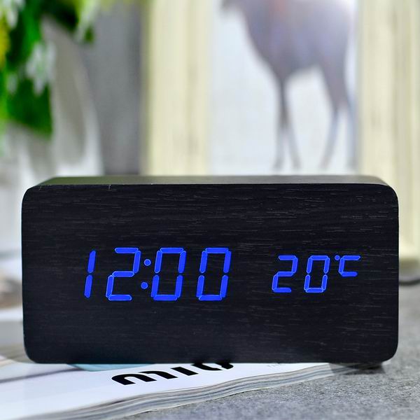 Klassisk digital vekkerklokke med temperatur