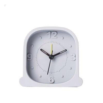 Enkel hvit analog vekkeklokke til nattbord