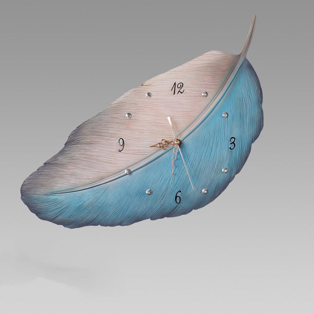 Dekorativ veggklokke formet som en fjær