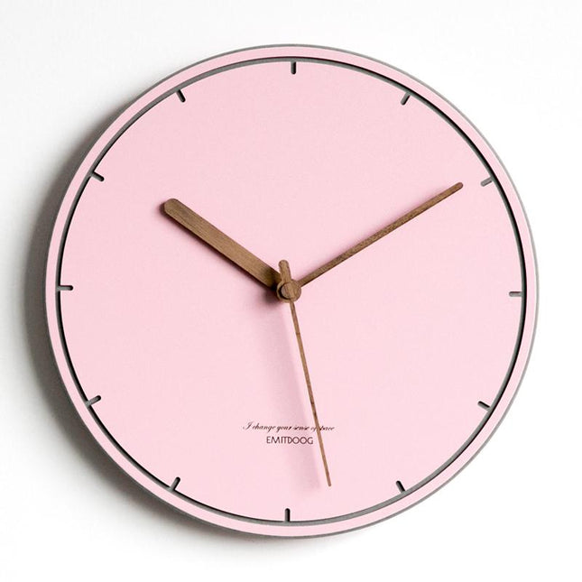 Design veggklokke i pastellrosa, nordisk stil