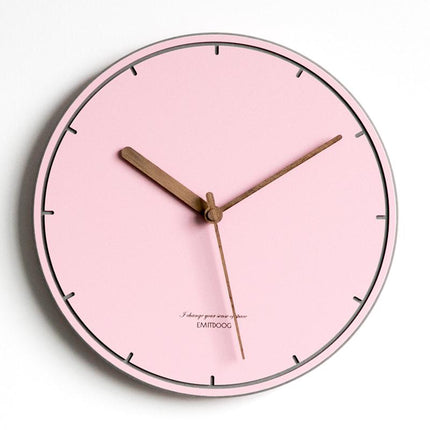 Design veggklokke i pastellrosa, nordisk stil