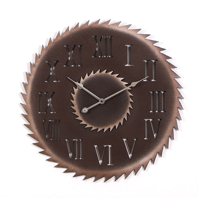 Unik veggklokke formet som et sagblad