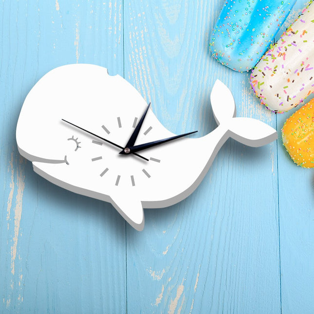 Veggklokke for barnerom formet som hval
