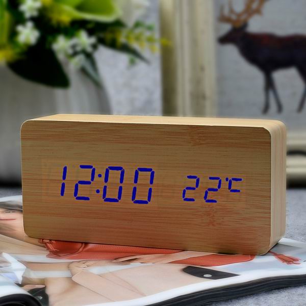 Klassisk digital vekkerklokke med temperatur