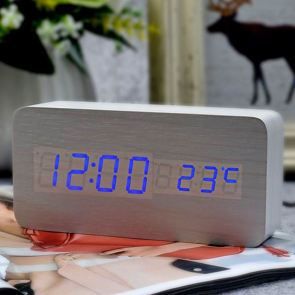 Klassisk digital vekkerklokke med temperatur