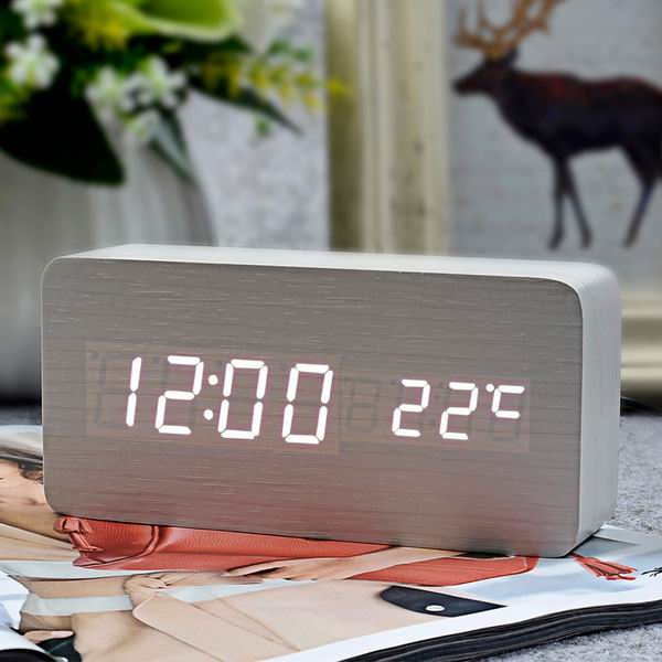 Klassisk digital vekkerklokke med temperatur