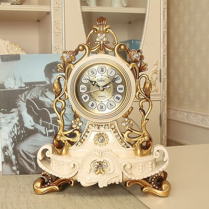 Vintage bordklokke med gullfargede detaljer