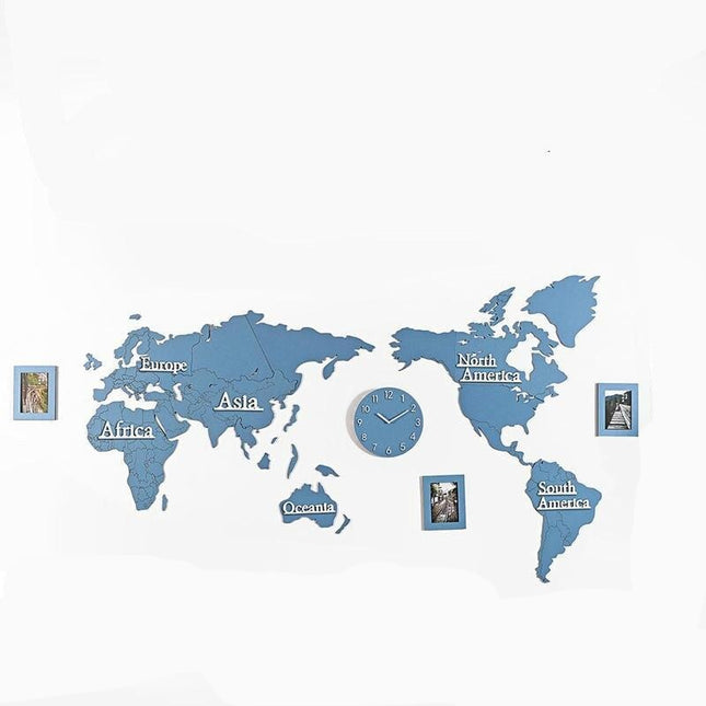 Veggklokke med verdenskart som klistremerke