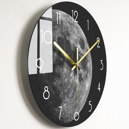 Kunstnerisk designklokke med gulldetaljer