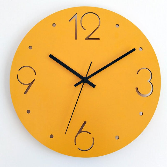Enkel gul veggklokke for stue