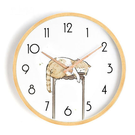 Rund veggklokke med treramme, nordisk stil