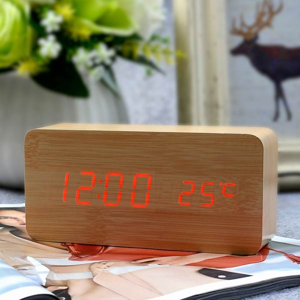 Klassisk digital vekkerklokke med temperatur