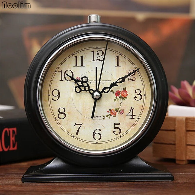 Rund retro vekkerklokke med blomster