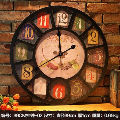 Vintage veggklokke med sommerfugl i sentrum