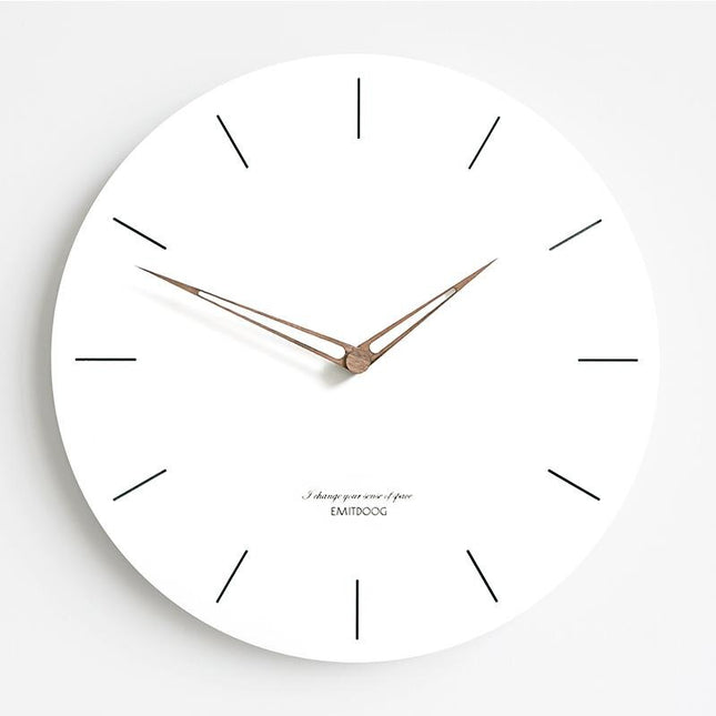 Veggklokke i hvitkalket tre design