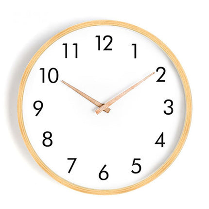 Rund veggklokke med treramme, nordisk stil