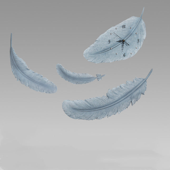 Dekorativ veggklokke formet som en fjær