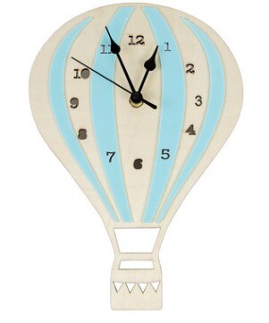 Veggklokke formet som luftballong i tre