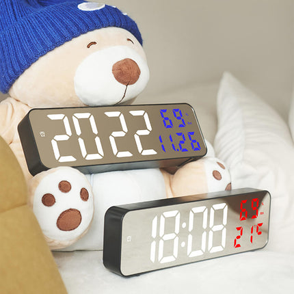 Stor digital veggklokke med termometer