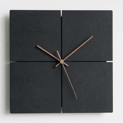 Minimalistisk veggklokke med firkantet design