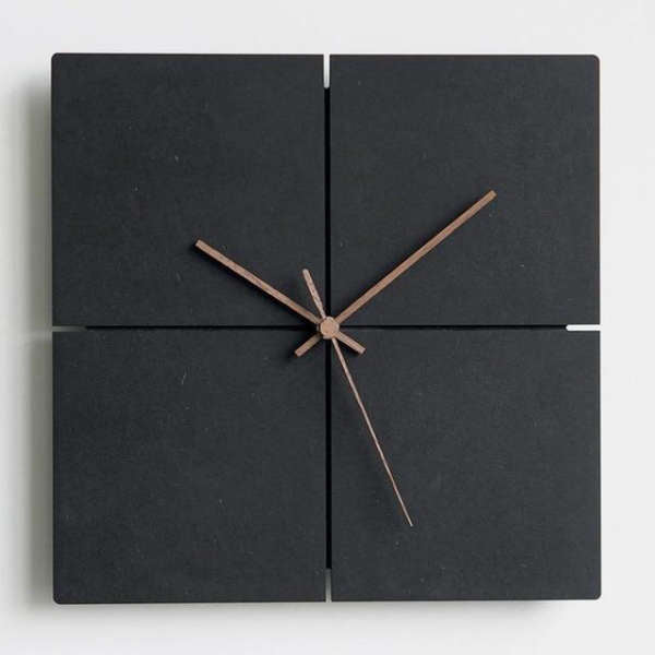 Minimalistisk veggklokke med firkantet design