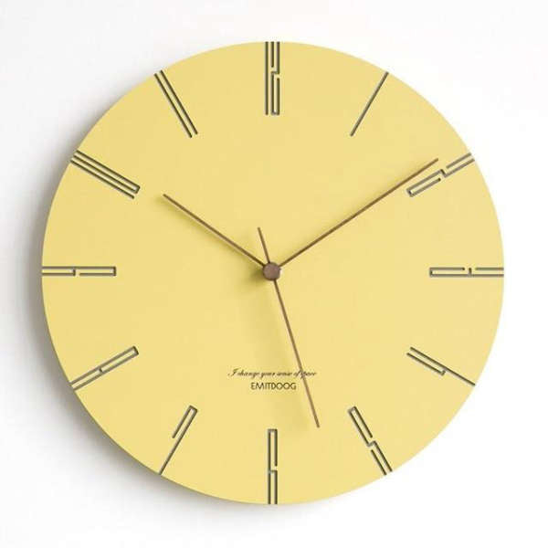 Moderne fargerik veggklokke i pastell