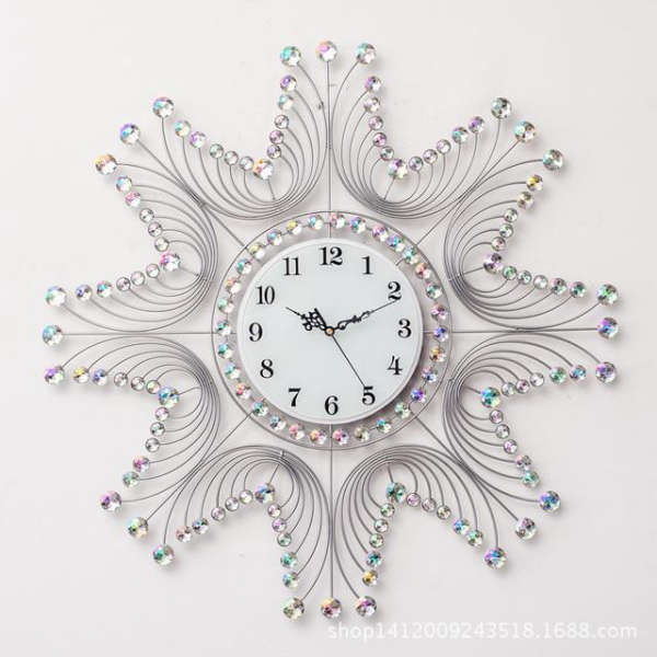 Stor veggklokke i utsmykket smijern