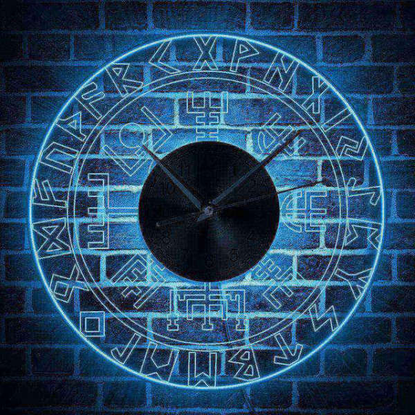 Moderne veggklokke med blått LED-lys