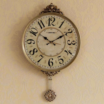 Stor vintage veggklokke med pendel
