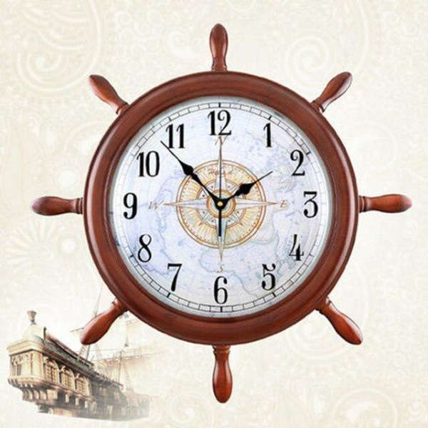 Maritim veggklokke formet som skipsror