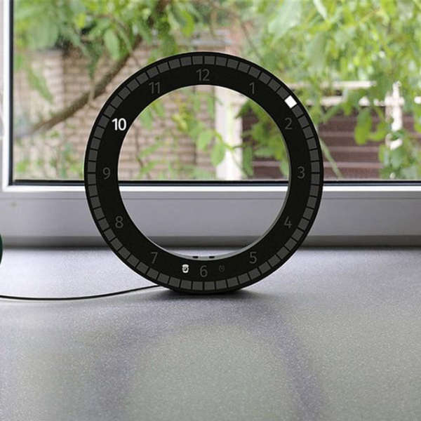 Futuristisk digital veggklokke uten senter