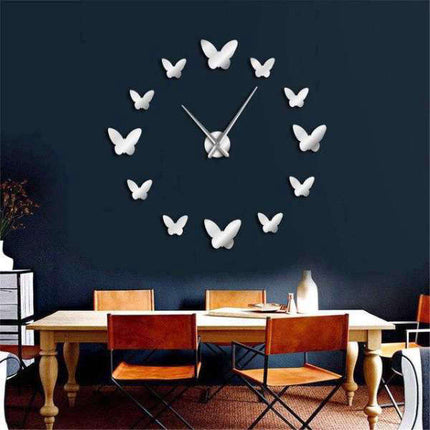 Elegant DIY veggklokke med sommerfugler