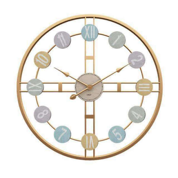 Stor metallveggklokke med fargede romertall