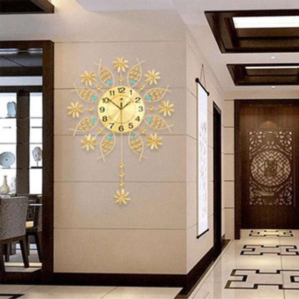 Smijern veggklokke med blomster og pendel