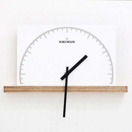 Minimalistisk veggklokke i halvsirkel design