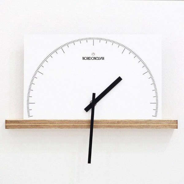 Minimalistisk veggklokke i halvsirkel design