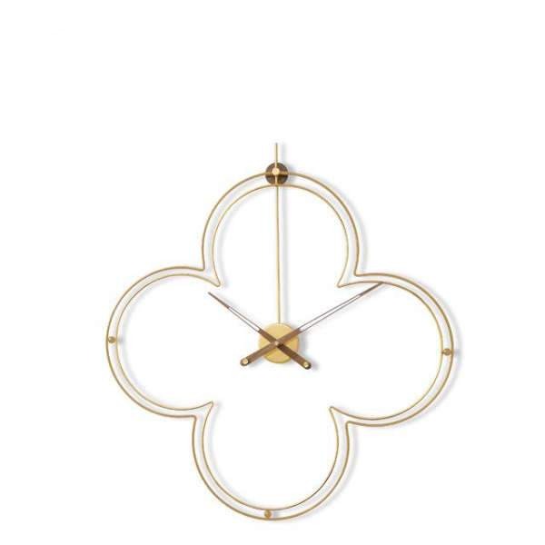 Geometrisk veggklokke i gullfarget metall