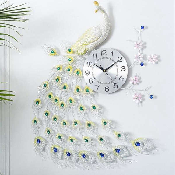 Veggklokke formet som en påfuglhale