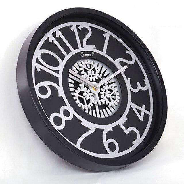 Minimalistisk veggklokke med synlige tannhjul
