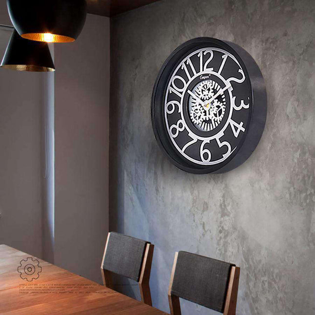 Minimalistisk veggklokke med synlige tannhjul