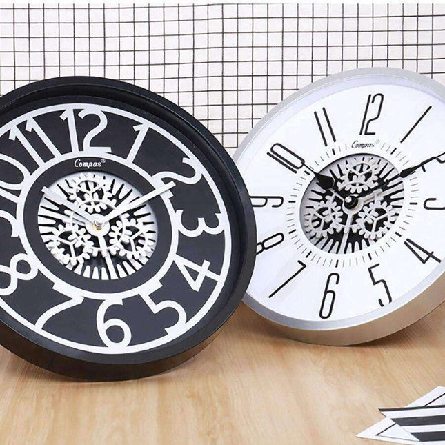 Minimalistisk veggklokke med synlige tannhjul