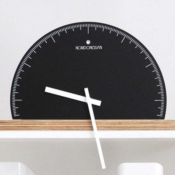 Minimalistisk veggklokke i halvsirkel design