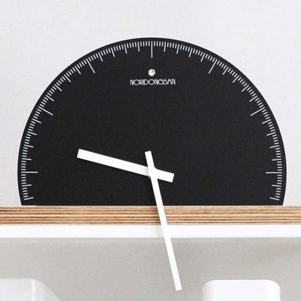 Minimalistisk veggklokke i halvsirkel design