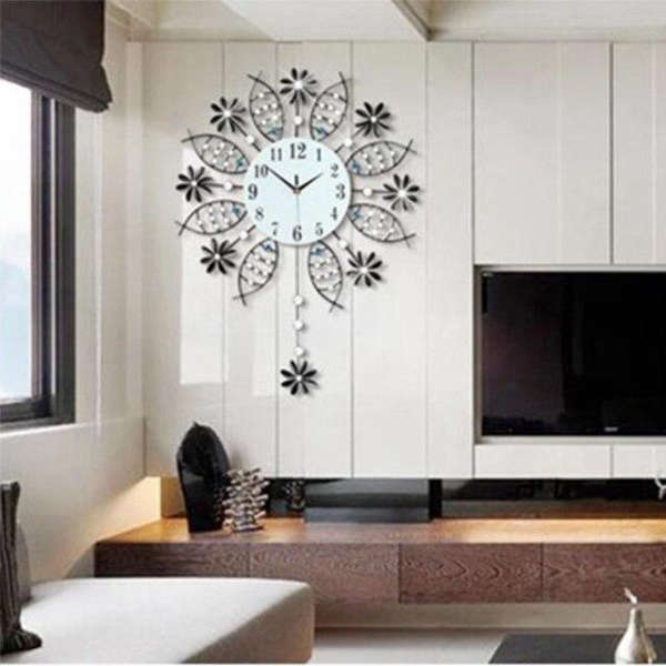 Smijern veggklokke med blomster og pendel