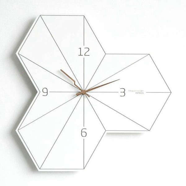 Hvit geometrisk veggklokke for stue