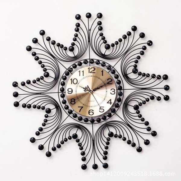 Stor veggklokke i utsmykket smijern