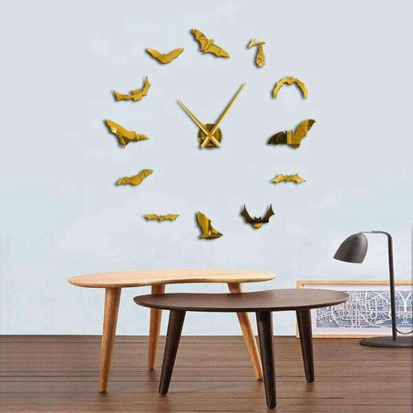 DIY veggklokke med flaggermus design