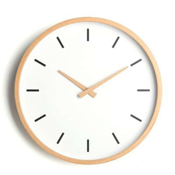 Klassisk veggklokke med ramme i tre