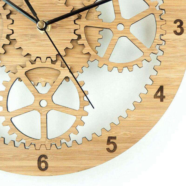 Rund treveggklokke med synlige tannhjul