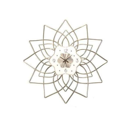 Stor metall veggklokke med blomsterdesign